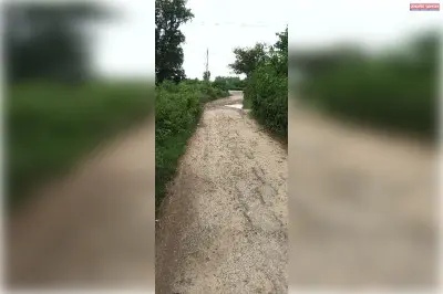 मुख्यमंत्री जी तीन साल में उखड़ गई डामर सड़क