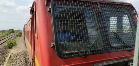 ട്രെയിന് എഞ്ചിന്റെ ഗ്ലാസില് ഇരുമ്പ് ഗ്രില് ഉള്ളതിന് കാരണം ഇതാണ്