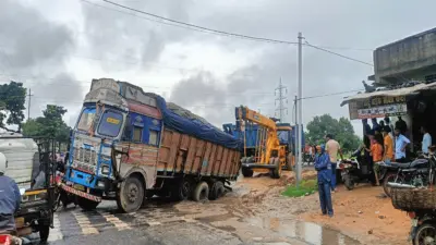 Palamu News : कीचड़ में धंसा मालवाहक ट्रक,आवागमन प्रभावित