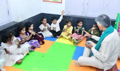 అంగన్వాడీ కేంద్రంలో చిన్నారులతో కలిసి రాగి జావ తాగిన సీఎం చంద్రబాబు