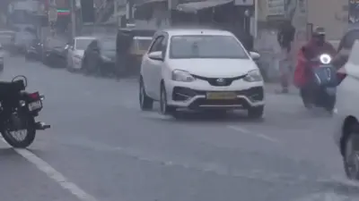 Kolkata Weather Today: कोलकाता में आज भारी बारिश और आंधी-तूफान की चेतावनी, अधिकतम तापमान 33°C पहुंचने की उम्मीद