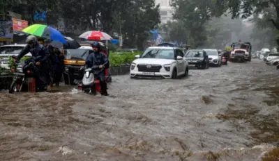 मुंबई में आफत की बारिश, मौसम विभाग ने रेड अलर्ट किया जारी, उड़ानें और लोकल ट्रेनें प्रभावित, स्कूल-कॉलेज हुए बंद