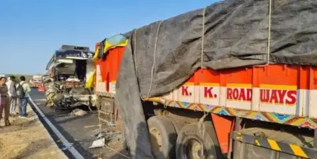 లళింగ్ ఘాట్లో ట్రక్కులను ఢీకొట్టిన లగ్జరీ బస్సు.. ఆరుగురు దుర్మరణం!