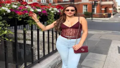 Zaara Yesmin Pics: લંડનમાં ઝારા યાસ્મિને સ્ટાઈલિશ લુકમાં આપ્યા પોઝ, તસવીરો વાયરલ