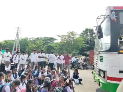 స్పెషల్ బస్సులు నడపాలని విద్యార్థుల ధర్నా