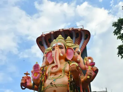 క్రేన్ వద్దకు బడా గణేష్