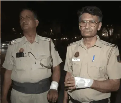 आंदोलकांची दरोडेखोरी! पोलीसांचे ओळखपत्र अन् सोन्याची साखळी लांबवली