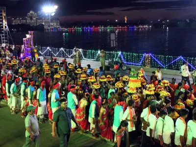ట్యాంక్బండ్పై ఘనంగా బతుకమ్మ ఏర్పాట్లు