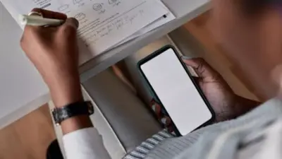 बुटामध्ये भ्रमणभाष लपवून उत्तरे लिहिणार्या परीक्षार्थीविरुद्ध गुन्हा नोंद