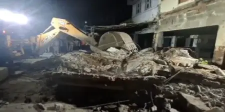 دہلی کے روہنی میں چار منزلہ عمارت منہدم، تین افراد ہلاک