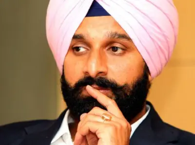 ਵੱਡੀ ਖ਼ਬਰ: ਮਜੀਠੀਆ ਸਣੇ 50-60 ਲੋਕਾਂ ਖ਼ਿਲਾਫ਼ FIR ਦਰਜ, ਗ੍ਰਿਫਤਾਰੀ ਲਈ ਘਰ ਤੱਕ ਪਹੁੰਚੀ ਪੁਲਿਸ (ਵੇਖੋ ਵੀਡੀਓ)