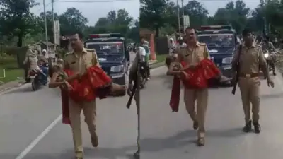 Watch: మహిళను చేతుల్లో మోసి ఆసుపత్రికి తీసుకెళ్లిన పోలీస్ అధికారి.. వెనుక ఖాళీగా పోలీస్ వాహనం, రీల్ స్టంట్గా విమర్శలు