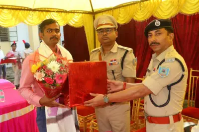 Giridih News : शहीद पुलिस कर्मियों को श्रद्धांजलि, परिजनों को सम्मान
