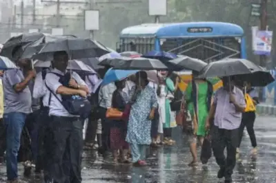 নিম্নচাপের কোপ: সপ্তাহের শুরুতেই অতি ভারী বৃষ্টির সতর্কতা দক্ষিণবঙ্গে, ভিজবে কলকাতাও