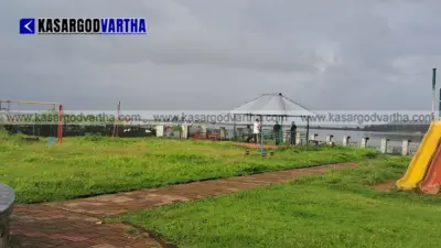 തളങ്കര പടിഞ്ഞാര് കോര്ണിഷ് പാര്ക്ക് കാടുകയറി നശിക്കുന്നു; ഇരിപ്പിടങ്ങളും കളി ഉപകരണങ്ങളും തുരുമ്പെടുത്തു