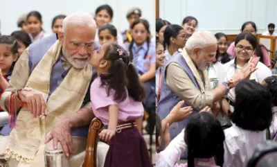 प्रधानमंत्री मोदी ने स्कूली बच्चों संग मनाया पवित्र रक्षाबंधन का त्यौहार, PHOTOS देखें