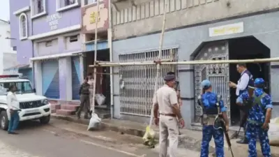Bihar Eou raid:सीवान के उत्पाद इंस्पेक्टर के मुंगेर-पटना समेत 5 ठिकानों पर EOU की ताबड़तोड़ छापेमारी, इतने रुपये का खेल. किसी भी व्यक्ति को अंदर जाने या बाहर निकलने की इजाजत नहीं