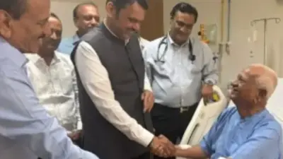 ಮುಂಬೈ ಆಸ್ಪತ್ರೆಯಲ್ಲಿ ಚಿಕಿತ್ಸೆ ಪಡೆಯುತ್ತಿರುವ ಅಣ್ಣಾ ಹಜಾರೆ ಭೇಟಿಯಾದ ಮಹಾರಾಷ್ಟ್ರ ಸಿಎಂ ದೇವೇಂದ್ರ ಫಡ್ನವೀಸ್