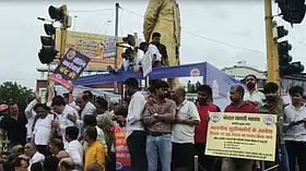 सीलिंग नहीं रोक सकते तो हमारी EMI भरें, व्यापारियों का प्रदर्शन, थालियां बजाईं और निकाली प्रतीकात्मक अर्थी