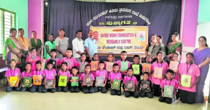 ಹೆಬ್ರಿ ನಾಯರಕೋಡು ಸರ್ಕಾರಿ ಶಾಲಾ ಮಕ್ಕಳಿಗೆ ನೋಟ್‌ಬುಕ್ ವಿತರಣೆ