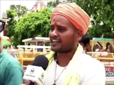 "போனில் பேசும் பாய்ஸ், கேர்ள்ஸை ஜெயில்ல போடுங்க!" ராமரின் சட்டம்தான் வரணும். கலாச்சாரத்தைக் காக்கச் சொல்லி நபர் செய்த ரகளை வீடியோ இணையத்தில் வைரல்.!!