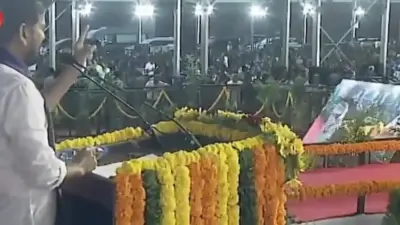 మహిళా స్వయం సహాయక సంఘాలకు బస్సులు అందజేసిన రేవంత్ రెడ్డి