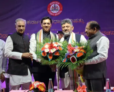 KARNATAKA POLITICS : ಸಿಎಂ ಹೆಸರಿನಲ್ಲೇ ಎಂಎಲ್ಸಿ ಪ್ರಮಾಣವಚನ - ಡಿಕೆ, ಸಿದ್ದು ಪಾದ ಮುಟ್ಟಿ ನಮಸ್ಕಾರ!!