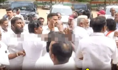 "காங்கிரஸ் தலைமை அலுவலகத்தில் தள்ளுமுள்ளு!". ஒருவரையொருவர் சட்டை பிடித்துத் தாக்கிய தொண்டர்கள்.. பரபரப்பு சம்பவம்.!!