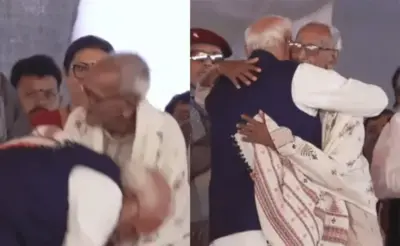 మోదీ సంస్కారం.. 98 ఏళ్ల వృద్ధ నేతకు పాదాభివందనం