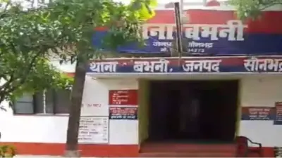 Sonbhadra News: रफ्तार का कहर: बाइक सवार को बचाने में पलटा बालू लदा ट्रैक्टर, किशोर की मौत, तीन घायल