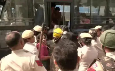 पोलिसांवर दगडफेक करणारे ५० आंदोलक ताब्यात
