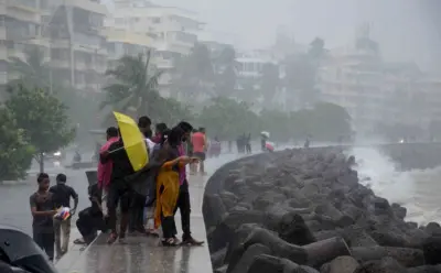 मुंबई, ठाणे आणि कोकणसाठी रेड अलर्ट जारी; पुण्यातील घाट परिसरात मुसळधार पावसाचा इशारा