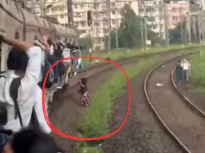 दिवा-मुंब्रादरम्यान लोकलमधून महिला खाली पडली