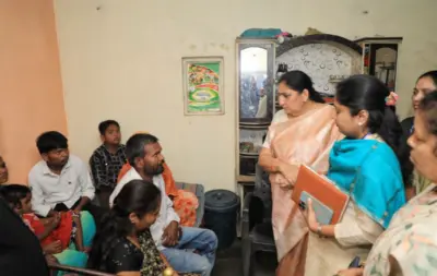 पुणे - पिंपळवंडीतील पीडित कुटुंबाची उपमुख्यमंत्री सुनेत्रा पवार यांनी घेतली भेट