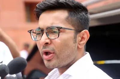 কর্মী-সমর্থকদের ঘেরাটোপে থানায় হাজিরা অভিষেকের, ক্যামাক স্ট্রিট কাণ্ডের তলবে সাড়া