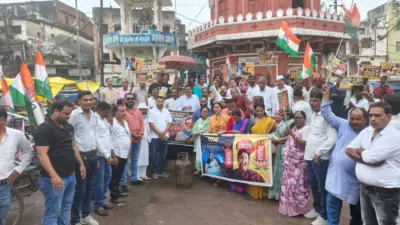 महंगाई के खिलाफ कांग्रेस का प्रदर्शन, घंटाघर पर 10 रुपये किलो शक्कर बेचकर जताया विरोध