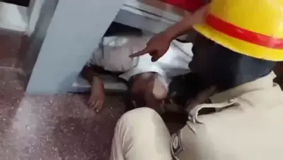 లిఫ్ట్లో చిక్కుకుని రిటైర్డ్ ఇంజినీర్ మృతి!