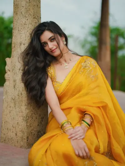 Linen: పసుపు చీరలో భాగ్యశ్రీ బోర్సే అందాల మెరుపు