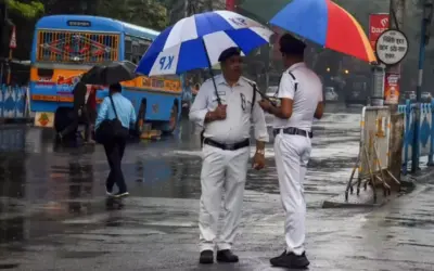 নাগাড়ে বৃষ্টিতে জলযন্ত্রণা, শহরে বন্ধ একাধিক রাস্তা, ট্রাফিকের গতি মন্থর