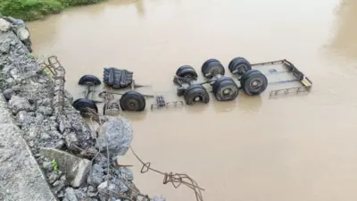 दमोह में बड़ा हादसा, तेज बारिश के बीच नाले के पुल से नीचे गिरा हाइवा, ड्राइवर-क्लीनर के फंसे होने की आशंका
