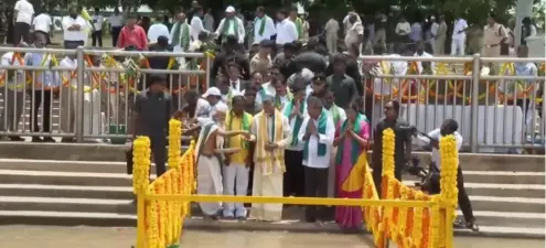 పవిత్ర సంగమంలో కృష్ణమ్మకు 'జలహారతి' ఇచ్చిన సీఎం చంద్రబాబు