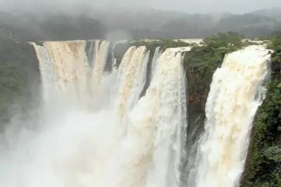 ಮಲೆನಾಡಿನಲ್ಲಿ ವರುಣನ ಆರ್ಭಟ: ಪ್ರವಾಸಿಗರನ್ನು ತನ್ನತ್ತ ಸೆಳೆಯುತ್ತಿದೆ ಜೋಗ ಜಲಪಾತ