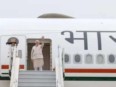 इंडोनेशिया पहुंचे पीएम मोदी, राष्ट्रपति प्रबोवो ने एयरपोर्ट पर किया भव्य स्वागत