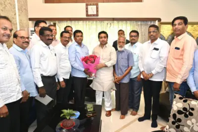 देवगडचे तहसीलदार रमेश पवार यांचा पालकमंत्री नितेश राणे यांच्या हस्ते सत्कार
