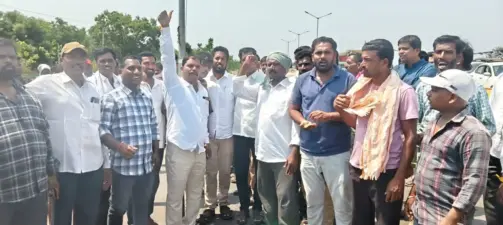 రహదారిపై వరి ధాన్యం పోసి రైతుల నిరసన!
