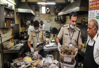 ভাগাড়-কাণ্ডের স্মৃতি উসকে বাদুড়িয়ায় ফের পচা মাংস! নামকরা রেস্তোরাঁয় হানা, উদ্ধার কিলো কিলো মাংস
