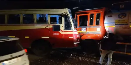 വട്ടപ്പാറയില് കെ.എസ്.ആര്.ടി.സി ബസും പെട്രോള് ടാങ്കര് ലോറിയും കൂട്ടിയിടിച്ചു; 15 പേര്ക്ക് പരിക്ക്