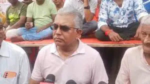 মালদায় চা-চক্রে দিলীপের তোপ, মমতার 'আন্তর্জাতিক আদালতে যাওয়া' নিয়ে কটাক্ষ।