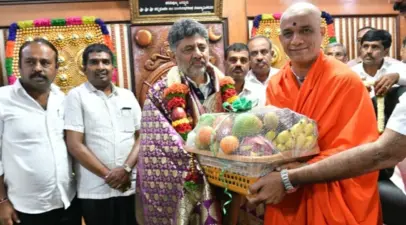 *ನಿರ್ಮಲಾನಂದನಾಥ ಶ್ರೀಗಳನ್ನು ಭೇಟಿಯಾದ ಸಿಎಂ ಡಿಕೆಶಿ*