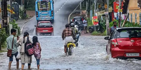 പെയ്തൊഴിയാതെ മഴ; അഞ്ച് ജില്ലകളിലെ വിദ്യാഭ്യാസ സ്ഥാപനങ്ങള്ക്ക് നാളെ അവധി